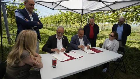 El presidente de la Diputación de León, Gerardo Álvarez Courel, junto al del Consejo Comarcal del Bierzo, Olegario Ramón, durante la firma del convenio del Banco de Tierras. Foto: César Sánchez.