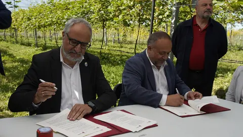 El presidente de la Diputación de León, Gerardo Álvarez Courel, junto al del Consejo Comarcal del Bierzo, Olegario Ramón, durante la firma del convenio del Banco de Tierras. Foto: César Sánchez.
