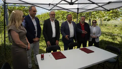El presidente de la Diputación de León, Gerardo Álvarez Courel, junto al del Consejo Comarcal del Bierzo, Olegario Ramón, durante la firma del convenio del Banco de Tierras. Foto: César Sánchez.