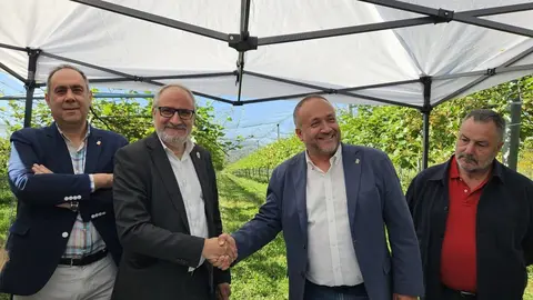El presidente de la Diputación de León, Gerardo Álvarez Courel, junto al del Consejo Comarcal del Bierzo, Olegario Ramón, durante la firma del convenio del Banco de Tierras.