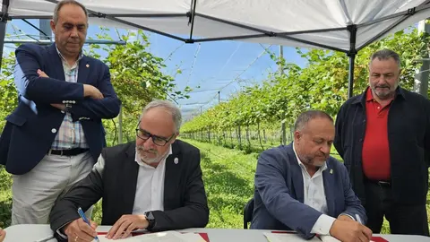 El presidente de la Diputación de León, Gerardo Álvarez Courel, junto al del Consejo Comarcal del Bierzo, Olegario Ramón, durante la firma del convenio del Banco de Tierras.