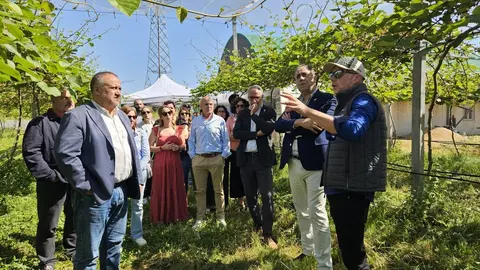 El presidente de la Diputación de León, Gerardo Álvarez Courel, junto al del Consejo Comarcal del Bierzo, Olegario Ramón, durante la firma del convenio del Banco de Tierras.