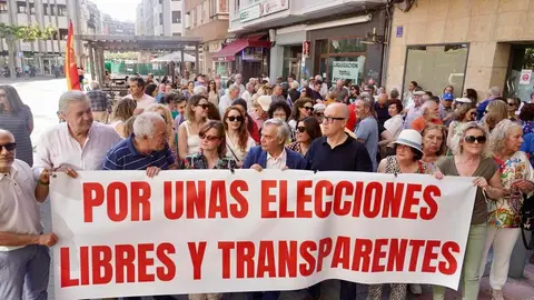 Más de un centenar de médicos se concentran para pedir unas elecciones “limpias y transparentes” en el Colegio Oficial de León. Foto: Campillo