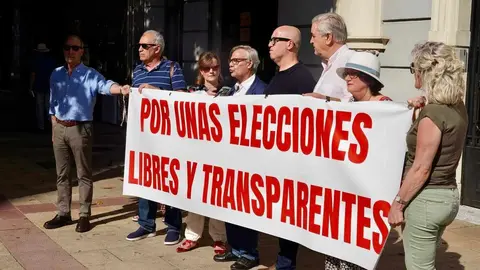 Más de un centenar de médicos se concentran para pedir unas elecciones “limpias y transparentes” en el Colegio Oficial de León. Foto: Campillo
