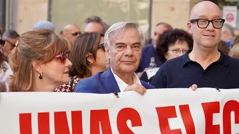 Más de un centenar de médicos se concentran para pedir unas elecciones “limpias y transparentes” en el Colegio Oficial de León. Foto: Campillo