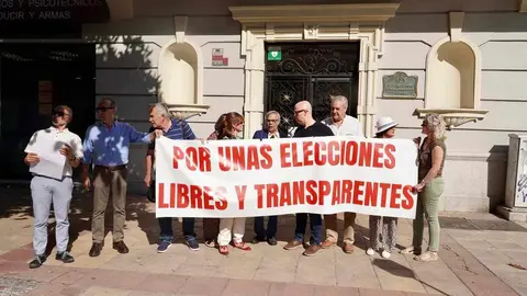 Más de un centenar de médicos se concentran para pedir unas elecciones “limpias y transparentes” en el Colegio Oficial de León. Foto: Campillo
