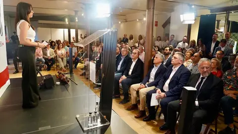 Una nueva cabecera, cargada de retos. Heraldo de León (heraldodeleon.es) se ha presentado este jueves ante los leoneses en el primer acto oficial en León capital desde su lanzamiento el pasado mes de enero. Más de 200 invitados acuden a la puesta de largo de un nuevo medio digital en León que 