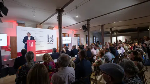 Una nueva cabecera, cargada de retos. Heraldo de León (heraldodeleon.es) se ha presentado este jueves ante los leoneses en el primer acto oficial en León capital desde su lanzamiento el pasado mes de enero. Más de 200 invitados acuden a la puesta de largo de un nuevo medio digital en León que 