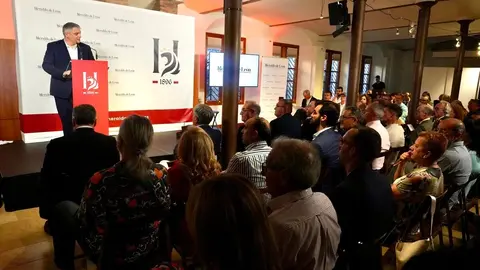 Una nueva cabecera, cargada de retos. Heraldo de León (heraldodeleon.es) se ha presentado este jueves ante los leoneses en el primer acto oficial en León capital desde su lanzamiento el pasado mes de enero. Más de 200 invitados acuden a la puesta de largo de un nuevo medio digital en León que 