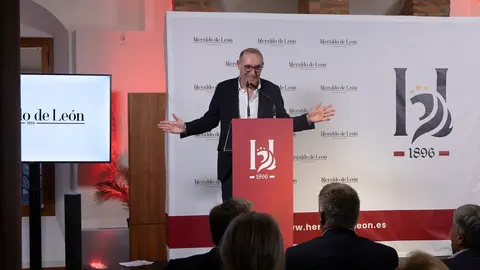 Una nueva cabecera, cargada de retos. Heraldo de León (heraldodeleon.es) se ha presentado este jueves ante los leoneses en el primer acto oficial en León capital desde su lanzamiento el pasado mes de enero. Más de 200 invitados acuden a la puesta de largo de un nuevo medio digital en León que 