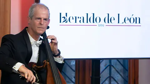 Una nueva cabecera, cargada de retos. Heraldo de León (heraldodeleon.es) se ha presentado este jueves ante los leoneses en el primer acto oficial en León capital desde su lanzamiento el pasado mes de enero. Más de 200 invitados acuden a la puesta de largo de un nuevo medio digital en León que 