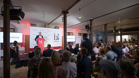 Una nueva cabecera, cargada de retos. Heraldo de León (heraldodeleon.es) se ha presentado este jueves ante los leoneses en el primer acto oficial en León capital desde su lanzamiento el pasado mes de enero. Más de 200 invitados acuden a la puesta de largo de un nuevo medio digital en León que 