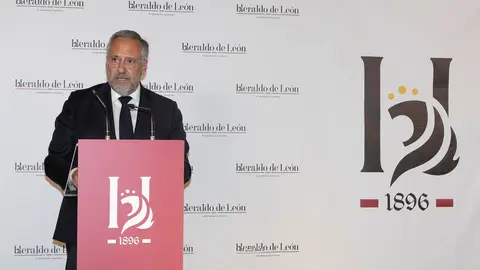 Una nueva cabecera, cargada de retos. Heraldo de León (heraldodeleon.es) se ha presentado este jueves ante los leoneses en el primer acto oficial en León capital desde su lanzamiento el pasado mes de enero. Más de 200 invitados acuden a la puesta de largo de un nuevo medio digital en León que 