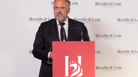 Una nueva cabecera, cargada de retos. Heraldo de León (heraldodeleon.es) se ha presentado este jueves ante los leoneses en el primer acto oficial en León capital desde su lanzamiento el pasado mes de enero. Más de 200 invitados acuden a la puesta de largo de un nuevo medio digital en León que 