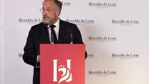 Una nueva cabecera, cargada de retos. Heraldo de León (heraldodeleon.es) se ha presentado este jueves ante los leoneses en el primer acto oficial en León capital desde su lanzamiento el pasado mes de enero. Más de 200 invitados acuden a la puesta de largo de un nuevo medio digital en León que 