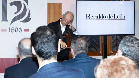 Una nueva cabecera, cargada de retos. Heraldo de León (heraldodeleon.es) se ha presentado este jueves ante los leoneses en el primer acto oficial en León capital desde su lanzamiento el pasado mes de enero. Más de 200 invitados acuden a la puesta de largo de un nuevo medio digital en León que 