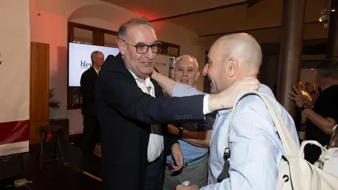 El nuevo medio se presenta ante una amplia representación institucional, empresarial y social, con un mensaje firme en favor del periodismo honesto y la pluralidad informativa. Foto: caraAcara