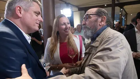 El nuevo medio se presenta ante una amplia representación institucional, empresarial y social, con un mensaje firme en favor del periodismo honesto y la pluralidad informativa. Foto: caraAcara