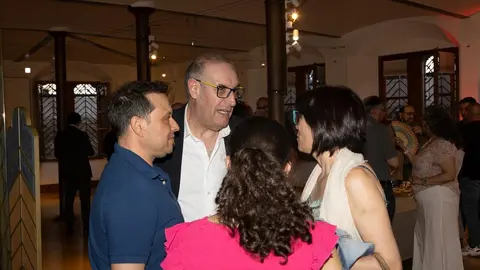 El nuevo medio se presenta ante una amplia representación institucional, empresarial y social, con un mensaje firme en favor del periodismo honesto y la pluralidad informativa. Foto: caraAcara