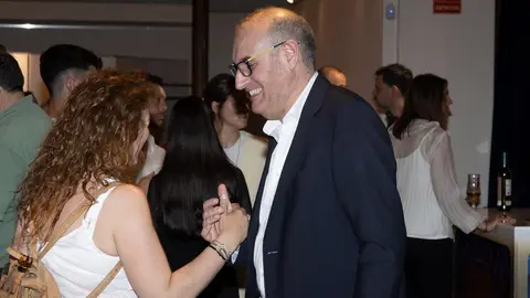 El nuevo medio se presenta ante una amplia representación institucional, empresarial y social, con un mensaje firme en favor del periodismo honesto y la pluralidad informativa. Foto: caraAcara