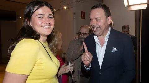 El nuevo medio se presenta ante una amplia representación institucional, empresarial y social, con un mensaje firme en favor del periodismo honesto y la pluralidad informativa. Foto: caraAcara