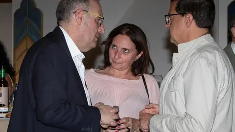 El nuevo medio se presenta ante una amplia representación institucional, empresarial y social, con un mensaje firme en favor del periodismo honesto y la pluralidad informativa. Foto: caraAcara