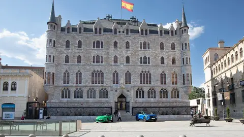 Los patrocinadores del Heraldo de León, pilares fundamentales en la puesta de largo del nuevo medio en Casa Botines; un medio joven y comprometido que también ha mostrado su equipo y colaboradores. Fotos: caraAcara