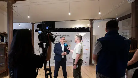 Los patrocinadores del Heraldo de León, pilares fundamentales en la puesta de largo del nuevo medio en Casa Botines; un medio joven y comprometido que también ha mostrado su equipo y colaboradores. Fotos: caraAcara