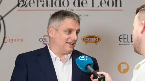 Los patrocinadores del Heraldo de León, pilares fundamentales en la puesta de largo del nuevo medio en Casa Botines; un medio joven y comprometido que también ha mostrado su equipo y colaboradores. Fotos: caraAcara