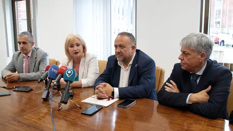 La consejera de Industria, Comercio y Empleo, Leticia García, y el presidente de la Diputación de León, Gerardo Álvarez Courel, presentan los vehículos adquiridos dentro del programa ‘Montel’ para actuaciones medioambientales. Foto: Peio García.