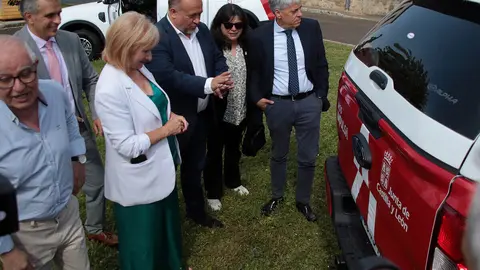 La consejera de Industria, Comercio y Empleo, Leticia García, y el presidente de la Diputación de León, Gerardo Álvarez Courel, presentan los vehículos adquiridos dentro del programa ‘Montel’ para actuaciones medioambientales. Foto: Peio García.