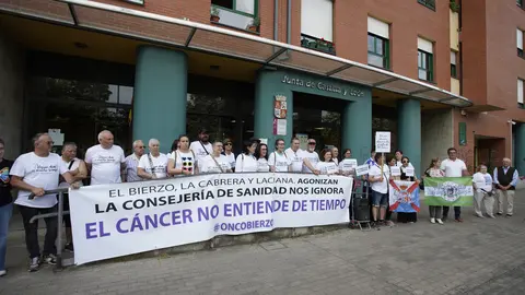 Concentración de la plataforma Oncobierzo frente a la sede de la Junta en Ponferrada. Foto: César Sánchez.