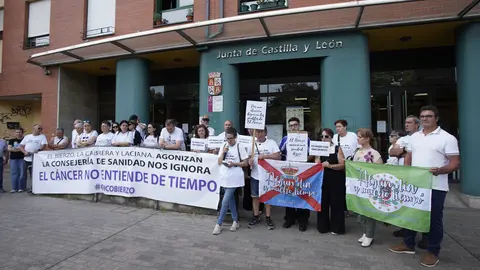Concentración de la plataforma Oncobierzo frente a la sede de la Junta en Ponferrada. Foto: César Sánchez.