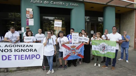 Concentración de la plataforma Oncobierzo frente a la sede de la Junta en Ponferrada. Foto: César Sánchez.