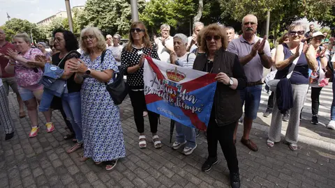 Concentración de la plataforma Oncobierzo frente a la sede de la Junta en Ponferrada. Foto: César Sánchez.