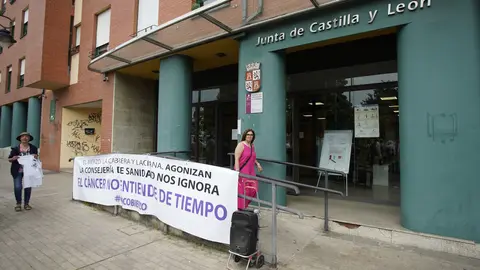 Concentración de la plataforma Oncobierzo frente a la sede de la Junta en Ponferrada. Foto: César Sánchez.