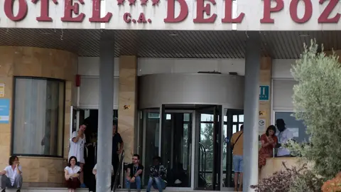 El director gerente de San Juan de Dios León, Juan Francisco Seco, la coordinadora del Programa de Protección Internacional, Dolores Queiro, el alcalde de Villaquilambre, Jorge Pérez, la responsable de integración social, Soufiane Sena, y la responsable del área laboral, Silvia Suárez hacen un balance de la actividad del centro de ayuda humanitaria situado en el antiguo Chalé del Pozo. Foto: Peio García.