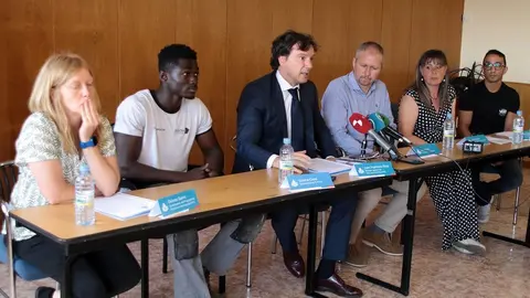 El director gerente de San Juan de Dios León, Juan Francisco Seco, la coordinadora del Programa de Protección Internacional, Dolores Queiro, el alcalde de Villaquilambre, Jorge Pérez, la responsable de integración social, Soufiane Sena, y la responsable del área laboral, Silvia Suárez hacen un balance de la actividad del centro de ayuda humanitaria situado en el antiguo Chalé del Pozo. Foto: Peio García.