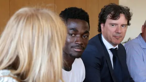 Peio García / ICAL . Carime Cisse, exresidente del Chalet de Pozo, en la rueda de prensa con el director gerente de San Juan de Dios León, Juan Francisco Seco, la coordinadora del Programa de Protección Internacional, Dolores Queiro, el alcalde de Villaquilambre, Jorge Pérez, la responsable de integración social, Soufiane Sena, y la responsable del área laboral, Silvia Suárez hacen un balance de la actividad del centro de ayuda humanitaria situado en el antiguo Chalé del Pozo. Foto: Peio García.