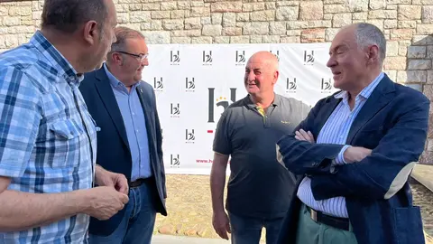 Una nueva cabecera, cargada de retos. Heraldo de León (heraldodeleon.es) se ha presentado este jueves ante los leoneses en el primer acto oficial en León capital desde su lanzamiento el pasado mes de enero. Más de 200 invitados acuden a la puesta de largo de un nuevo medio digital en León que 