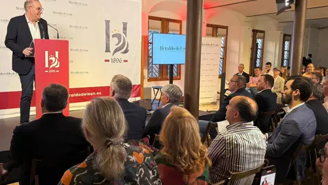 Una nueva cabecera, cargada de retos. Heraldo de León (heraldodeleon.es) se ha presentado este jueves ante los leoneses en el primer acto oficial en León capital desde su lanzamiento el pasado mes de enero. Más de 200 invitados acuden a la puesta de largo de un nuevo medio digital en León que 