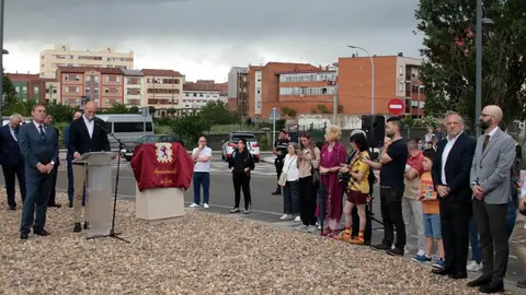 La Cofradía del Santo Cristo del Perdón de León ya tiene su rotonda. Foto Peio García (1)