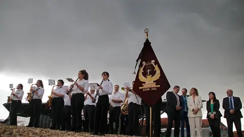 La Cofradía del Santo Cristo del Perdón de León ya tiene su rotonda. Foto Peio García (2)