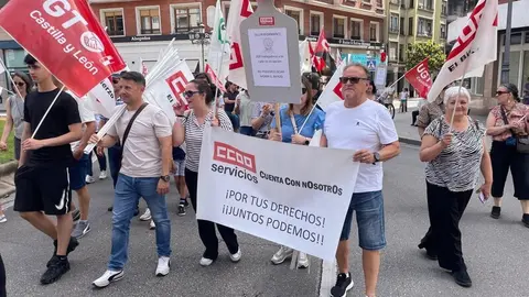 Más de un centenar de personas muestra su rechazo al ERE de Teleperformance que afecta a 196 trabajadores en Ponferrada.