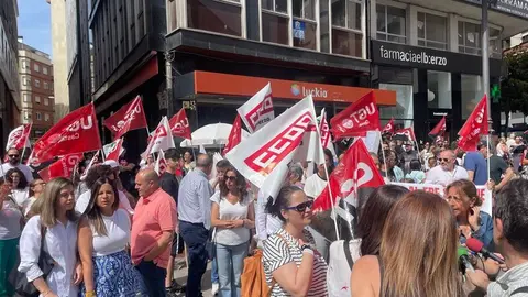 Más de un centenar de personas muestra su rechazo al ERE de Teleperformance que afecta a 196 trabajadores en Ponferrada.