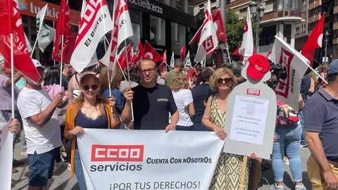 Más de un centenar de personas muestra su rechazo al ERE de Teleperformance que afecta a 196 trabajadores en Ponferrada.