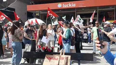 Más de un centenar de personas muestra su rechazo al ERE de Teleperformance que afecta a 196 trabajadores en Ponferrada.