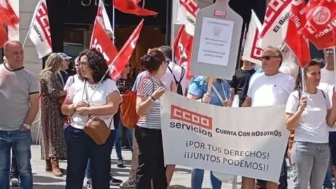 Más de un centenar de personas muestra su rechazo al ERE de Teleperformance que afecta a 196 trabajadores en Ponferrada.