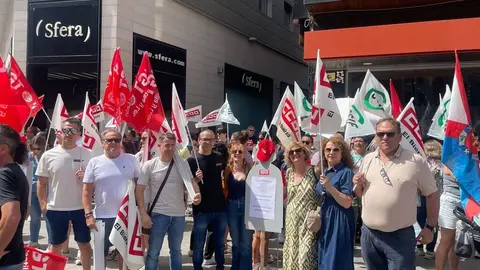 Más de un centenar de personas muestra su rechazo al ERE de Teleperformance que afecta a 196 trabajadores en Ponferrada.