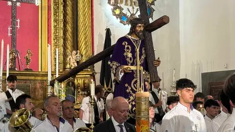 Con un emotivo concierto y una eucaristía en Santa Nonia, la Cofradía del Dulce Nombre de Jesús Nazareno festeja el retorno de su imagen titular tras participar en el Jubileo de las Cofradías en el Vaticano. Fotos: Ayto León